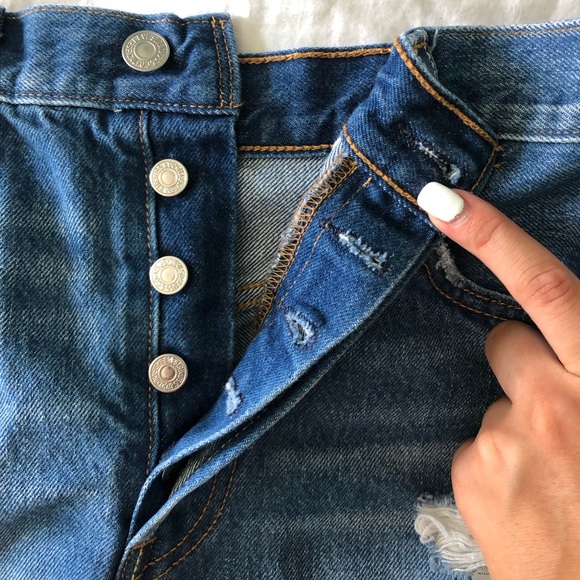Levi’s 501 High Waisted Distressed Shorts! - Picture 4 of 4